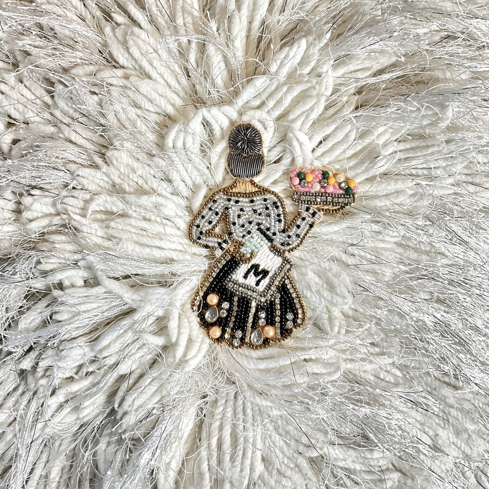Beaded shimmering lady with a basket appliqué sew on patchwork(Right)